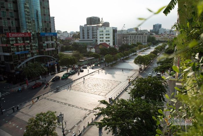Cũng vào tháng 4, chào mừng ngày thống nhất đất nước, công trình nâng cấp, cải tạo đường Nguyễn Huệ thành phố đi bộ được khánh thành vào ngày 29/5/2015. Phố đi bộ Nguyễn Huệ có chiều dài 670m, rộng 64m