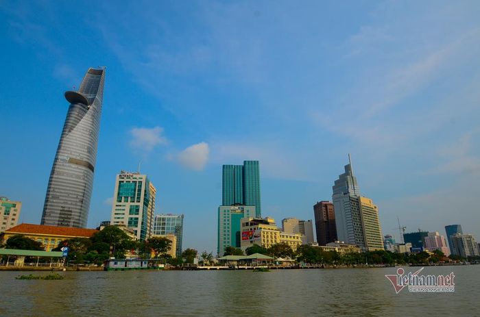 Khu trung tâm thành phố nhìn từ sông Sài Gòn