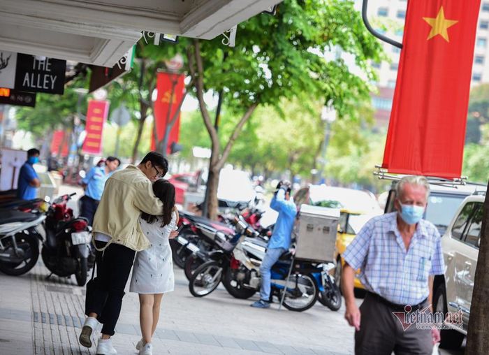 Đôi bạn trẻ thể hiện tình cảm trên đường phố Sài Gòn ngày nghỉ lễ 