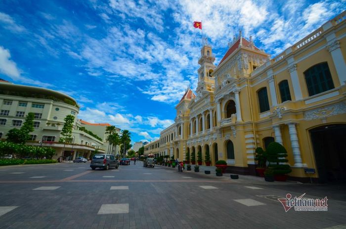 Mỗi ngày có hàng nghìn lượt người đến tham quan, vui chơi, chụp ảnh tại phố đi bộ Nguyễn Huệ và khu vực trước UBND TP