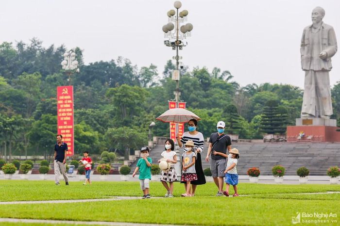 Trong những ngày lễ, nhiều gia đình dạo chơi giữa Quảng trường Hồ Chí Minh. Ảnh: Đức Anh
