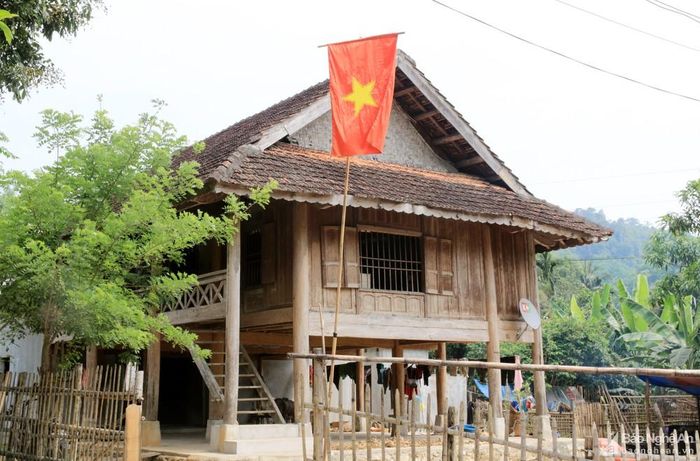 Bà con dân tộc Thái ở bản Quang Phúc, xã Tam Đình (Tương Dương) luôn có ý thức treo cờ Tổ quốc vào những ngày lễ, tết. Ảnh: Đình Tuân