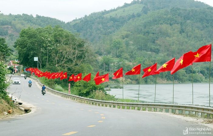 Một đoạn quốc lộ 7A thuộc địa phận làng Nhùng, xã Tam Quang (Tương Dương). Ảnh: Đình Tuân