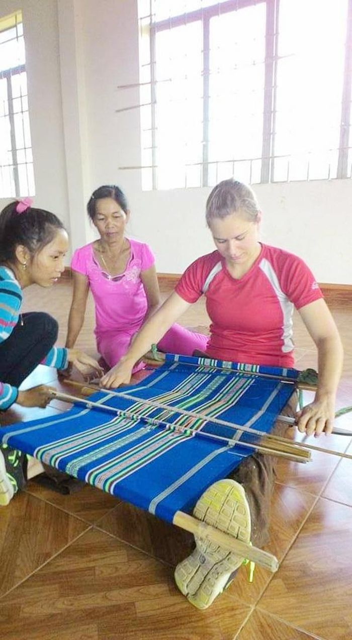 Du khách học dệt vải thổ cẩm tại Nhà dài Tà Lài, H.Tân Phú