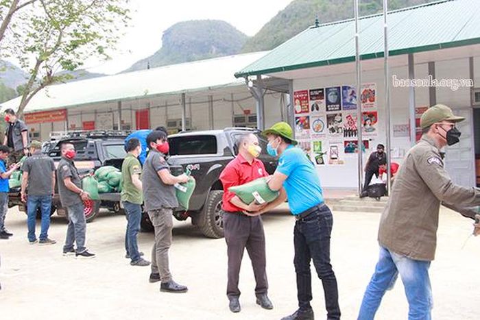 Các lực lượng chuyển gạo hỗ trợ tại UBND xã Muổi Nọi