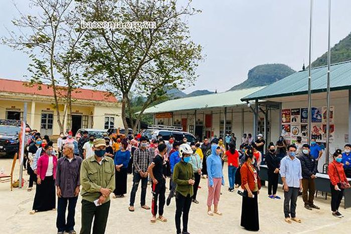 Đông đảo người dân đến nhận gạo hỗ trợ