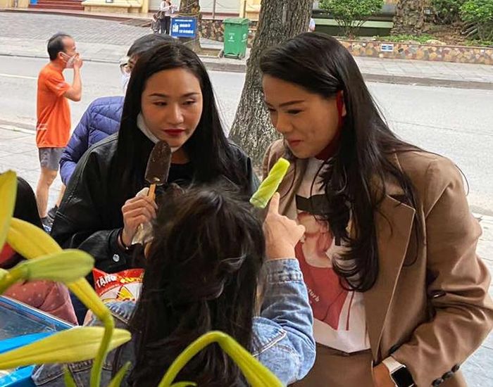 Thưởng thức kem Thủy Tạ bên người thân, kết gắn tình cảm yêu thương.