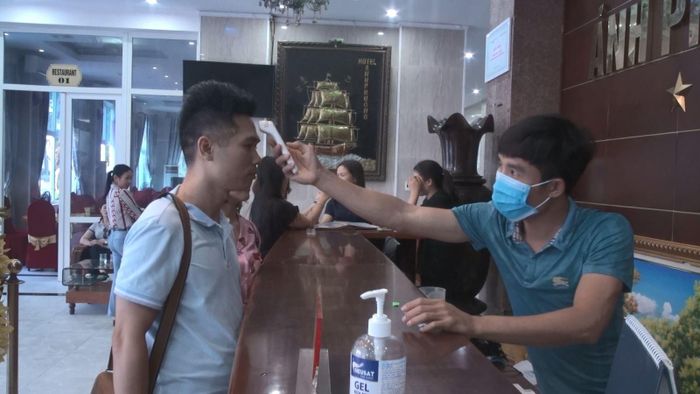 Khách sạn Ánh Phương (Hải Tiến) tiến hành đo thân nhiệt cho du khách trước khi làm thủ tục đặt phòng, đảm bảo công tác phòng chống dịch COVID-19