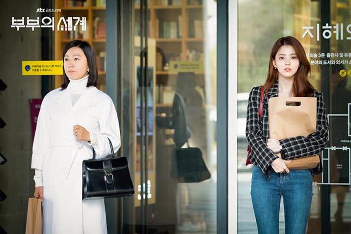 Một cảnh quay của Kim Hee Ae và Han So Hee trong phim "Thế giới hôn nhân"