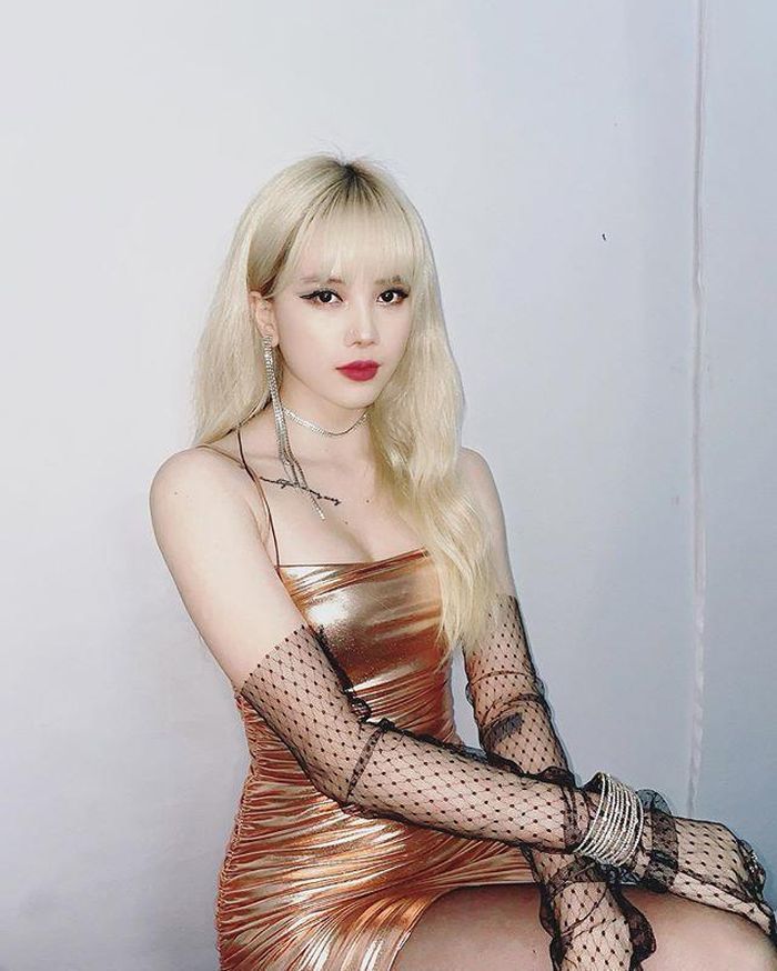 Thiều Bảo Trâm hóa công chúa kiêu sa trong mái tóc vàng kim, xoăn gợn sóng. Màu nhuộm này khá kén da nhưng vẫn được cô nàng xử lý ngon lành.