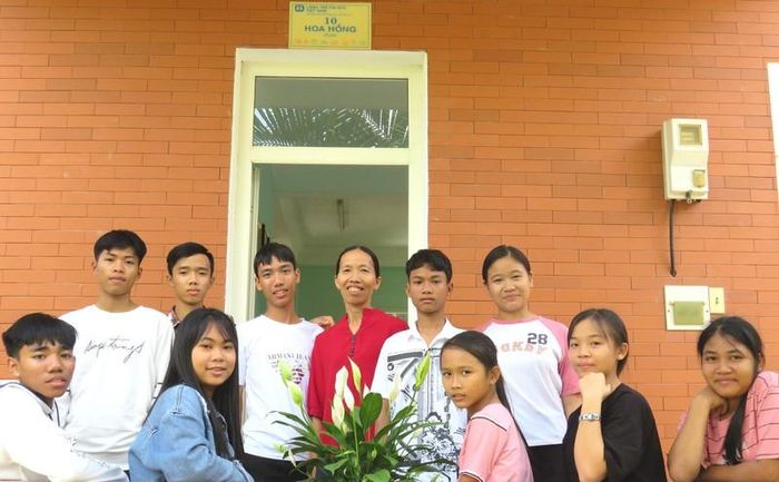 Chị Xuân cùng các con trước cổng nhà Hoa hồng
