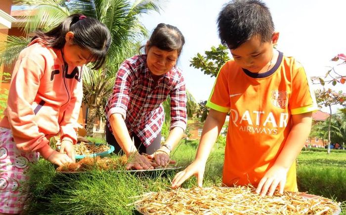 Chị Bích cùng các con phơi thuốc cho Tú