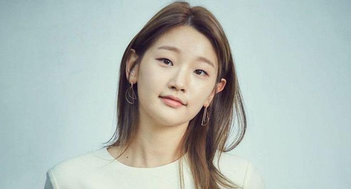 Khán giả không thể quên nét diễn xuất tinh ranh pha chút ma mãnh, bất cần vô cùng thu hút của "thiên tài lừa đảo" - cô giáo Jessica trong "Ký sinh trùng". Đây là một vai diễn khó, đòi hỏi diễn xuất nội tâm sâu sắc và quả thật Park So Dam đã làm xuất sắc.