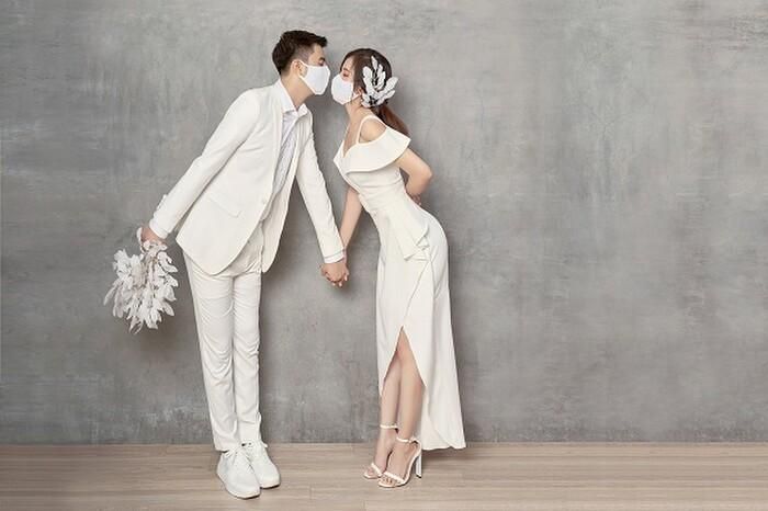 Với tông màu trang phục nhã nhặn trắng tinh khôi thì cô dâu và chú rể có thể thoải mái làm một shoot hình cưới giản dị mà đẹp lung linh rồi