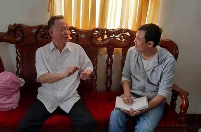 Ông Nguyễn Tấn Liệt kể lại 7 lần bị thương trong nhiều trận đánh tại căn cứ MoSo với phóng viên. (Ảnh: N. Sang)