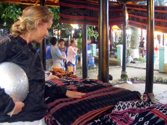 Du khách quốc tế rất thích thú với sản phẩm Zèng.