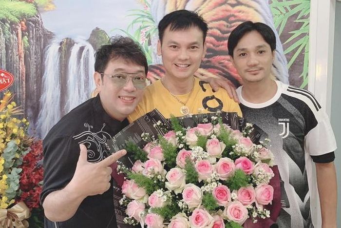  Kim Tiểu Long đón sinh nhật tuổi 45 bên bạn bè. 