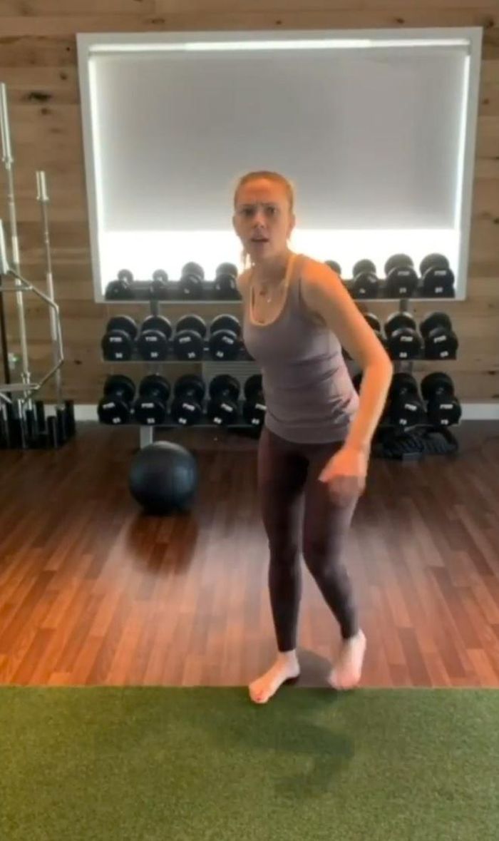 Scarlett Johansson (phải) và Margot Robbie thích thú hưởng ứng thử thách. 