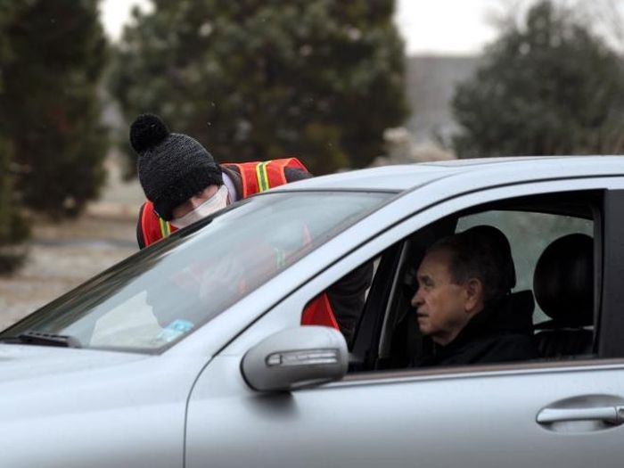Nhân viên y tế lấy mẫu xét nghiệm COVID-19 tại Denver, bang Colorado, Mỹ ngày 13/3/2020. Ảnh: AFP/TTXVN