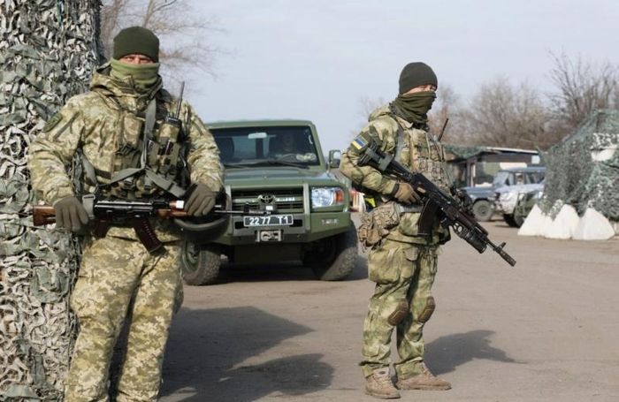 Binh sĩ Ukraine gác tại trạm kiểm soát gần thị trấn Zolote, vùng Lugansk, miền Đông Ukraine. Ảnh: Kyiv Post.