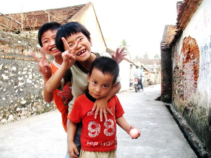 Trẻ em làng Đọ.