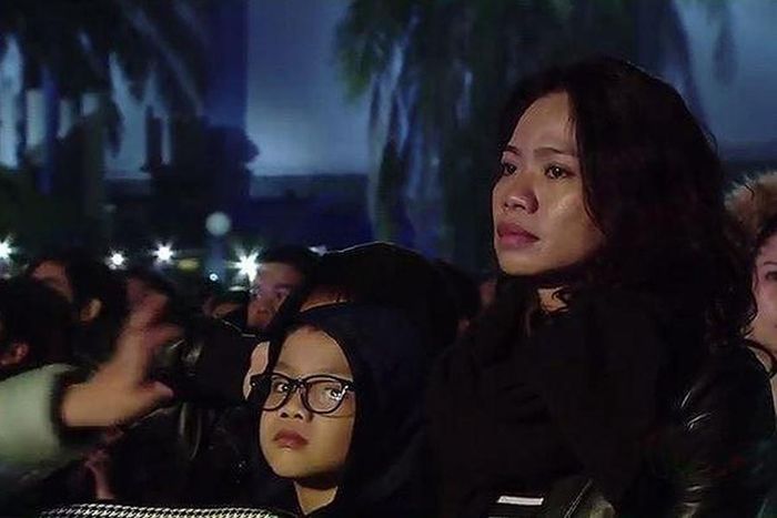 Đôi mắt buồn ngấn nước của chị Hoa nghe chồng hát trong liveshow cuối cùng.