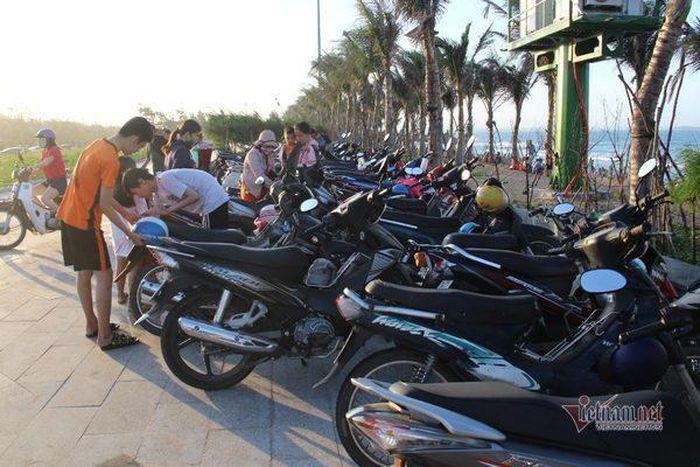 Hàng trăm xe máy dựng kín dọc tuyến đường chạy dọc bờ biển