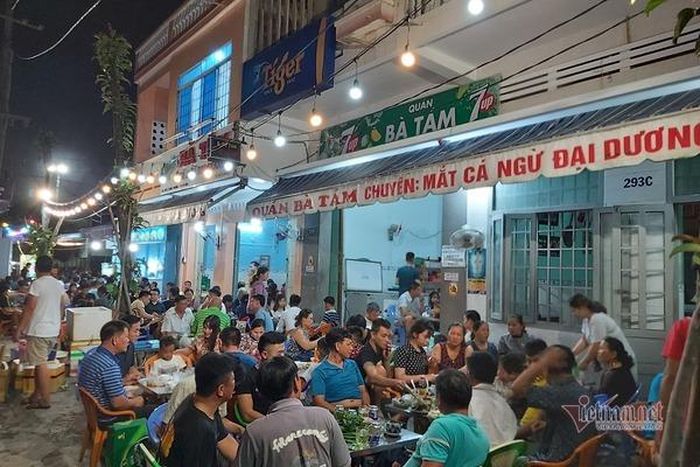 Các điểm bán hải sản chật kín khách