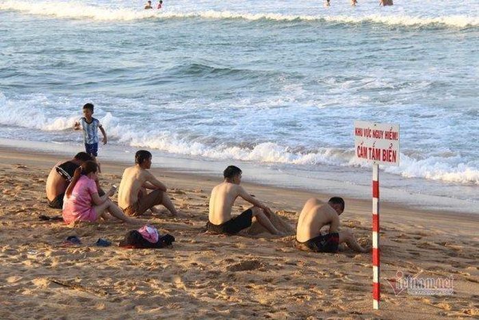 Cơ quan chức năng cắm biển báo "cấm tắm biển" nhưng vẫn không hạn chế được người dân