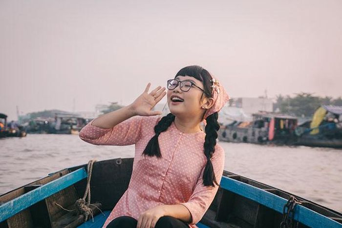 Phương Mỹ Chi trong MV “Đường về quê”. 
