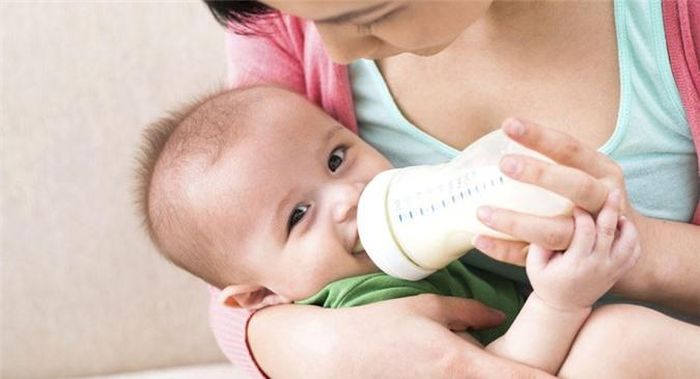  Không cần sự giúp đỡ khi bạn gặp vấn đề về cho con bú: Cho con bú là một công việc khó khăn hơn bạn tưởng và nhiều phụ nữ cũng gặp phải vấn đề này. Điều này không có gì là tội lỗi hay ngăn cản việc bạn trở thành một bà mẹ tuyệt vời cả. Vì thế, bạn nên hỏi những người thân hoặc những bà mẹ xung quanh đã có kinh nghiệm để giải quyết vấn đề của mình. 