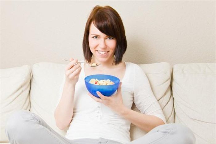  Không chú ý chăm sóc sức khỏe bản thân sau khi sinh: Con bạn được sinh ra rất kháu khỉnh đáng yêu và lần đầu làm mẹ nên bạn sẽ không ngừng lo lắng cho con. Tuy nhiên, các bà mẹ cũng cần hồi sức sau sinh. Vì thế, bạn nên uống nhiều nước và ăn các loại thực phẩm giàu chất dinh dưỡng để cơ thể khỏe mạnh. 