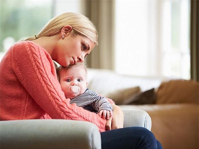  Khẳng định rằng bạn đang làm tất cả mọi thứ sai bởi vì bạn lần đầu làm mẹ: Mỗi người khi lần đầu làm me đều lo lắng việc làm sao để trở thành một người mẹ tốt. Dù vậy, bạn không nên quá khó khăn với bản thân. Con bạn có thể hay quấy khóc và bạn thấy thật mệt mỏi những cuối cùng thì mọi chuyện đều sẽ ổn cả thôi. 
