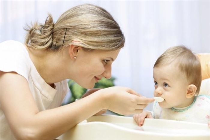  Phụ thuộc quá nhiều vào các chuyên gia: Bạn đã đọc rất nhiều những cuốn sách về làm cha mẹ, cách nuôi dạy con, cách cho con ăn và cố gắng làm theo tất cả mọi thứ trong đó. Nhưng điều quan trọng là bạn cũng nên tin tưởng hơn vào bản năng làm mẹ của mình vì không ai hiểu con hơn bạn. 