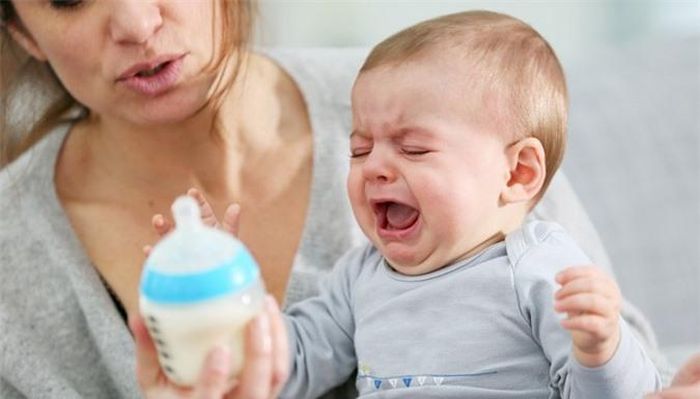 Khóc cùng với con: Khi nhìn thấy con khóc, bạn cảm thấy rất buồn và căng thẳng. Điều này làm bạn cũng muốn bật khóc. Tuy nhiên, khóc cùng với con không phải là ý hay và nó chỉ khiến cảm xúc của cả mẹ và bé trở nên tồi tệ hơn. 