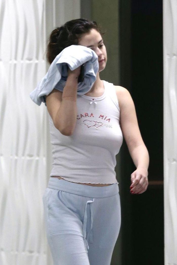 Đầu tháng 4, cánh săn ảnh bắt gặp Selena Gomez xuất hiện bên ngoài một tòa nhà tại Los Angeles. Trong ảnh, cô trông khỏe khoắn khi diện áo tank top màu hồng nhạt, kết hợp với quần thể thao. Dù để mặt mộc, nữ ca sĩ 28 tuổi vẫn toát lên vẻ ngoài rạng rỡ, với làn da mịn màng, đầy sức sống. Đây là lần đầu tiên Gomez được trông thấy ở ngoài kể từ khi thực hiện lệnh cách ly tự nguyện (trong bối cảnh đại dịch Covid-19) của chính quyền bang California.