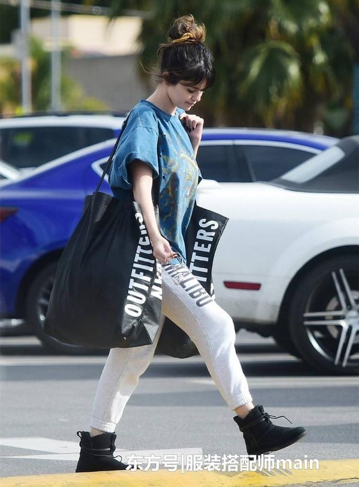 Trước đó, nhiều lần Selena Gomez xuất hiện trên phố với mặt mộc hoàn toàn, ăn vận đơn giản. Bên cạnh những ý kiến cho rằng cựu ngôi sao Hollywood thiếu sức sống khi không trang điểm kỹ càng thì hầu hết đều khẳng định ở tuổi 28, Gomez có nhan sắc trẻ trung, làn da căng mịn. Điều này càng thể hiện rõ hơn khi cô không make up đậm. 