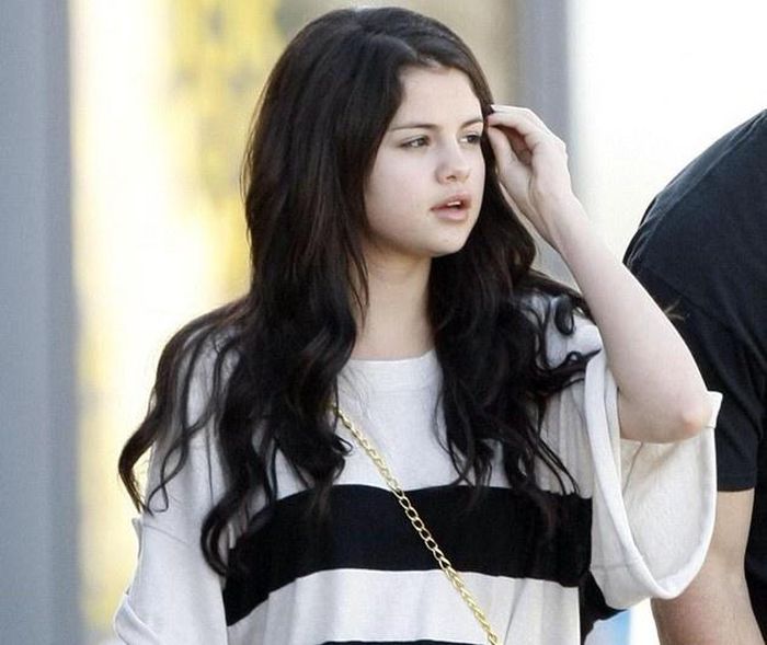  Nhiều năm nay, Selena Gomez luôn nằm trong danh sách những nghệ sĩ có mặt mộc đẹp nhất. Cựu sao Disney sở hữu khuôn mặt tròn phúc hậu, sống mũi cao và khuôn miệng nhỏ nhắn. 