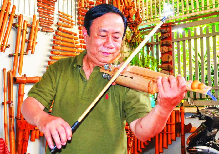 Nghệ sĩ Nguyễn Trường biểu diễn Violin tre