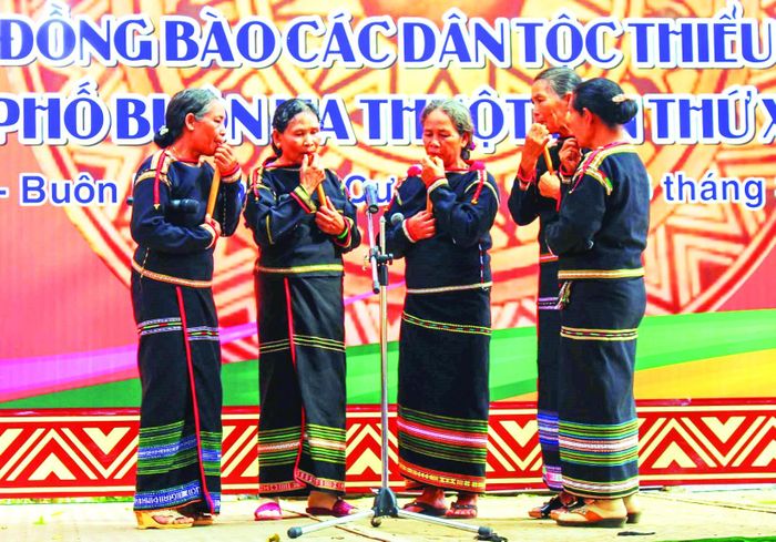 Phụ nữ Ê Đê thổi Đinh K’tuk theo nghi lễ Bỏ mả