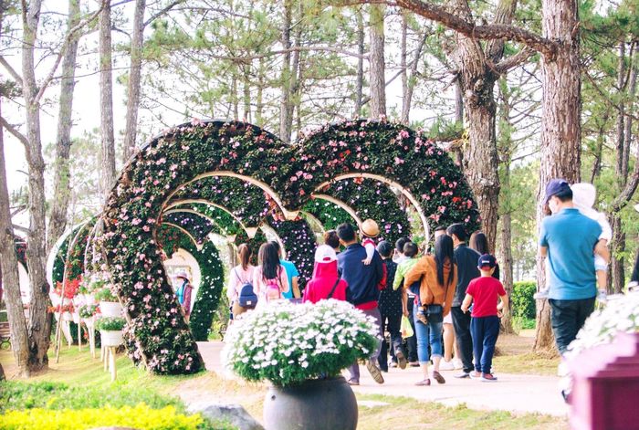 Nhiều du khách tham quan Thung lũng tình yêu 