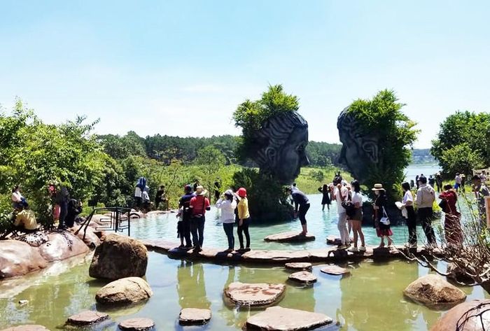 Hồ Vô cực đi vào hoạt động chưa lâu nhưng rất hút khách.