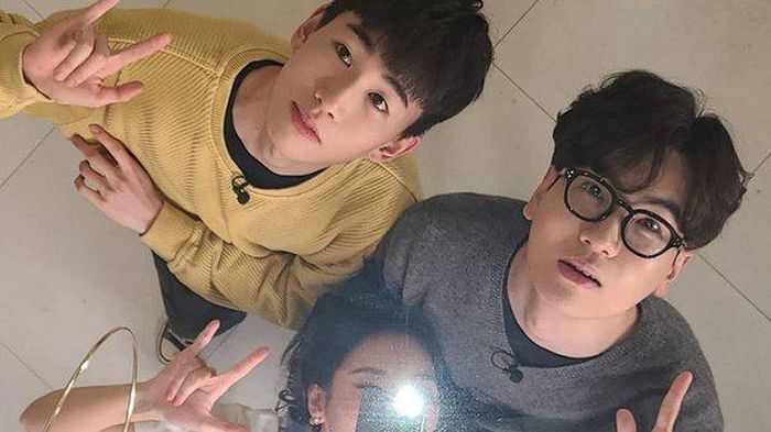 Mới đây, Sunmi đã đăng tải một bức ảnh tự sướng cùng với 2 em trai. Ngay sau khi bức ảnh được đăng tải, nhan sắc của 3 chị em đã trở thành chủ đề bàn tán của cộng đồng mạng. Nhiều ý kiến cho rằng 2 người em trai có ngoại hình xuất sắc không kém gì chị gái mặc dù họ không phải người nổi tiếng.