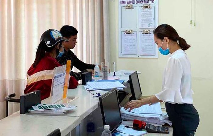 Người dân đến làm thủ tục hành chính ở Bộ phận một cửa tại Bưu điện huyện Mang Yang. Ảnh: K.N