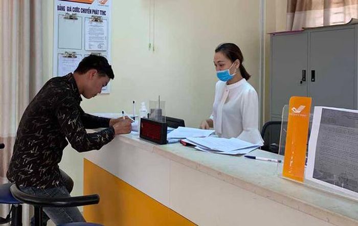 Người dân cảm thấy hài lòng khi đến thực hiện thủ tục hành chính tại bộ phận một cửa huyện Mang Yang. Ảnh: K.N