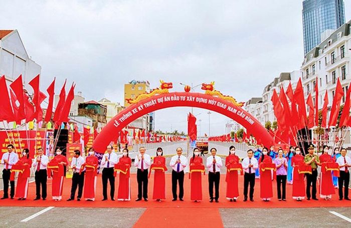 Thủ tướng cắt băng khánh thành nút giao thông nam cầu Bính.