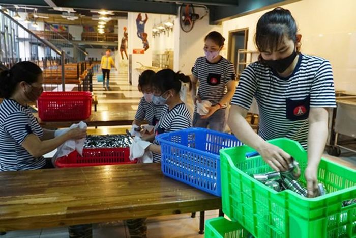  Vật dụng bát đĩa dành cho học sinh nội trú cũng được các nhân viên vệ sinh lại sạch sẽ 