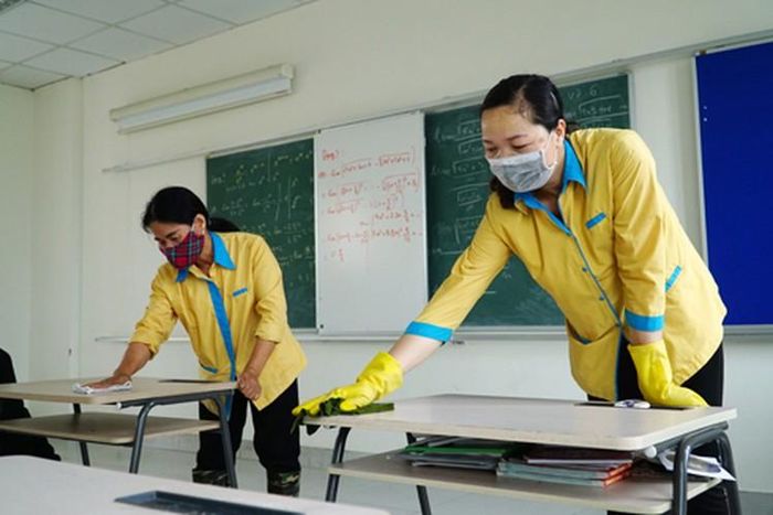  Trong những ngày qua, các trường học trên địa bàn Hà Nội đã tiến hành dọn dẹp vệ sinh, phun khử khuẩn, lau dọn bằng dung dịch khử trùng toàn bộ trường học 