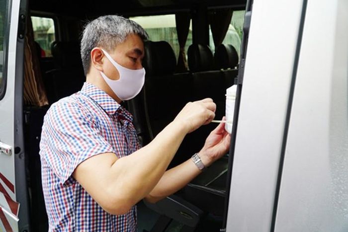 Mỗi xe đưa đón học sinh được bố trí bình nước sát khuẩn ngay tại cửa lên xuống để rửa tay phòng ngừa virus Corona 