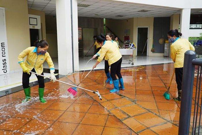  Các nhân viên tiến hành phun rửa toàn bộ khu vực trường từ trong ra ngoài 